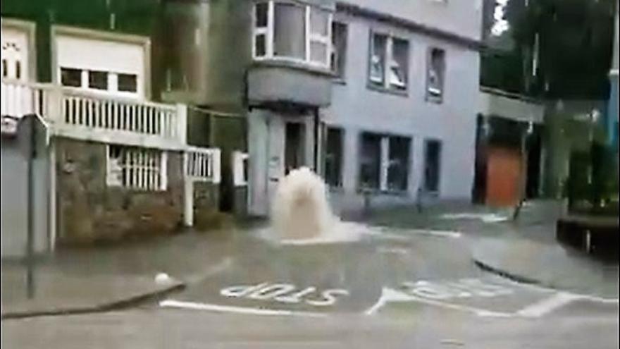 Géiser de agua en el cruce de Che Guevara con Neira Vilas en Santa Cristina