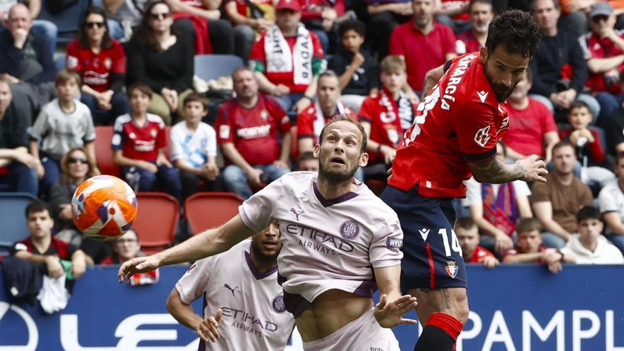 Rubén García se impone a Daley Blind en un remate aéreo.