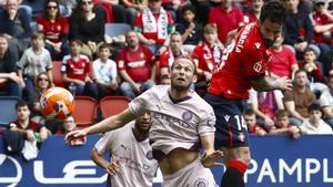 Rubén García se impone a Daley Blind en un remate aéreo.