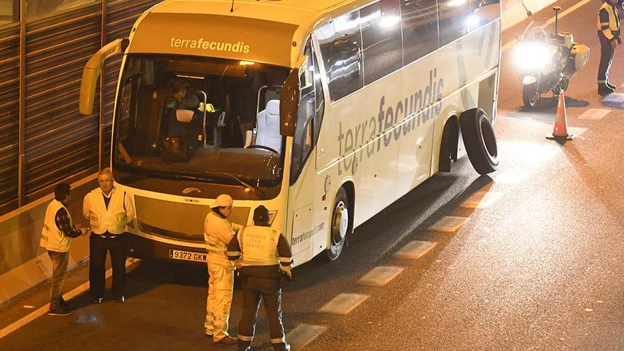 Un autobús pierde una rueda y golpea a un coche en Murcia