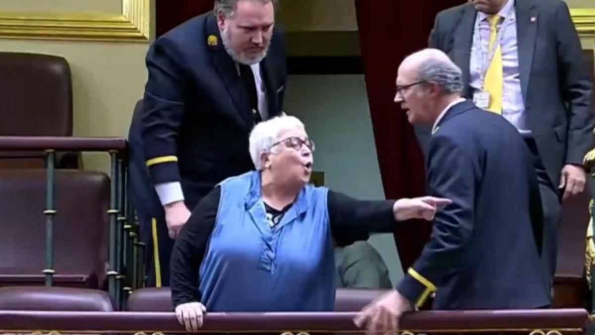 Pensionista increpando a diputados de PP y Vox por rechazar la subida de las pensione