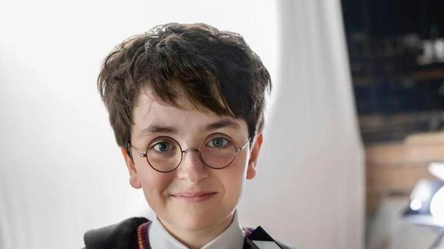 El actor Dominic McLaughlin caracterizado como Harry Potter.
