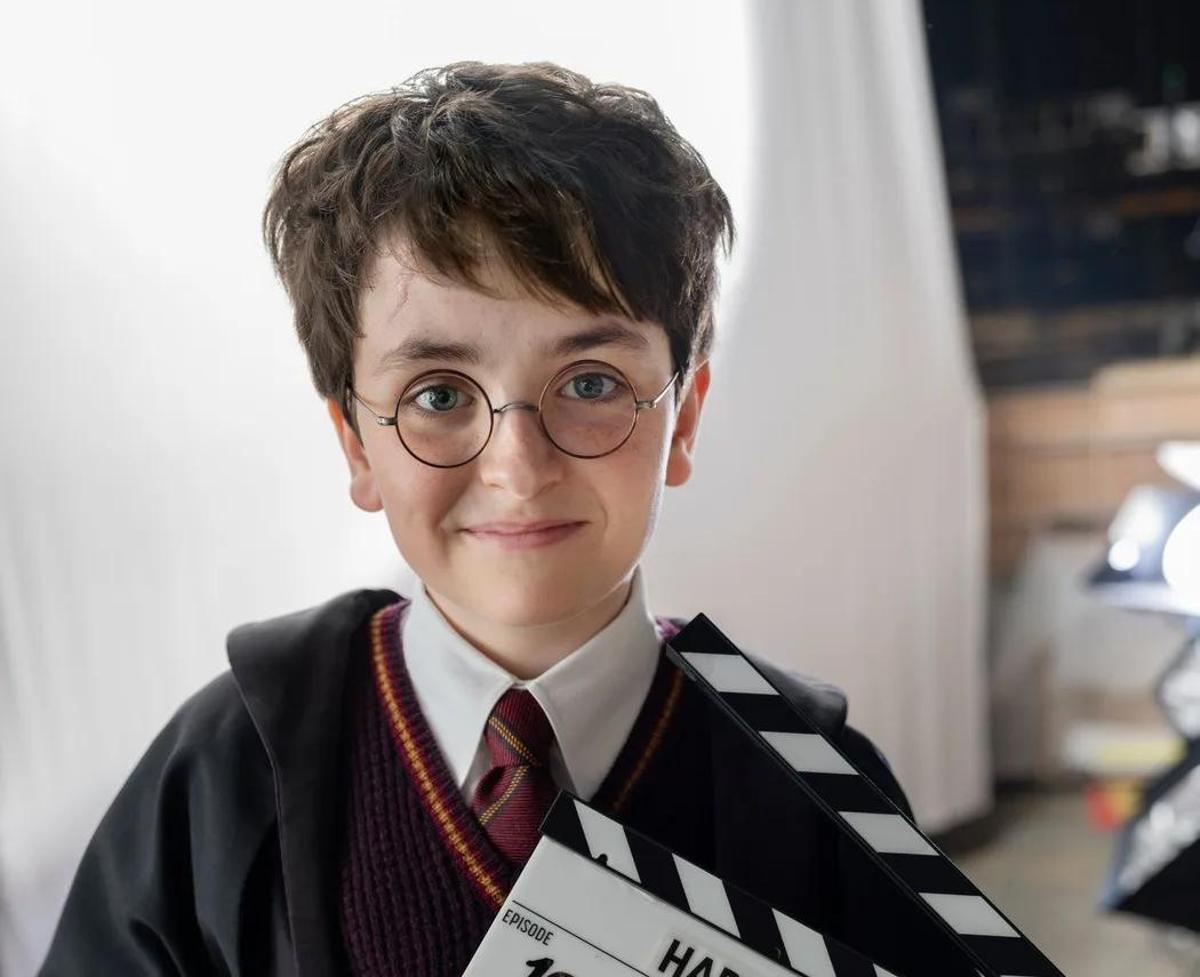 Fotografía cedida donde aparece Dominic McLaughlin caracterizado como Harry Potter, sosteniendo la claqueta de la serie.