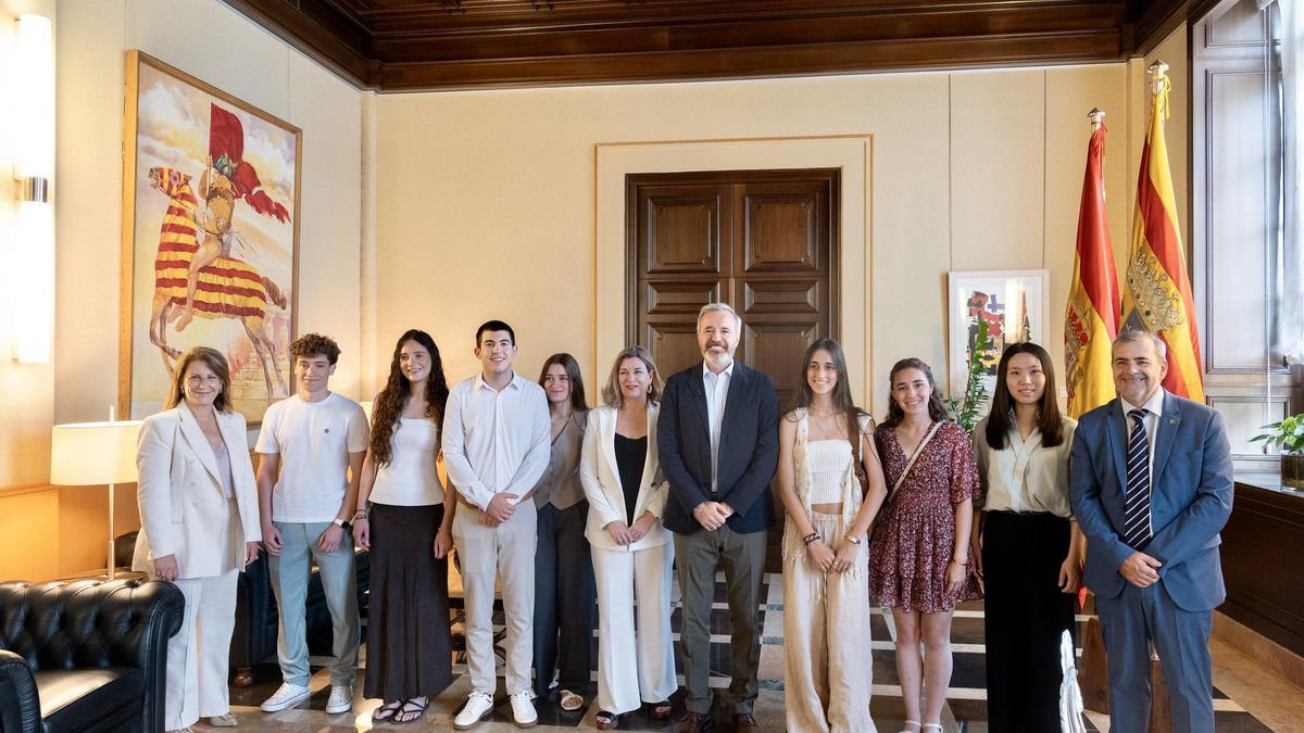 El presidente Azcón recibe a los alumnos con los mejores expedientes de la PAU 2025, esta mañana.
