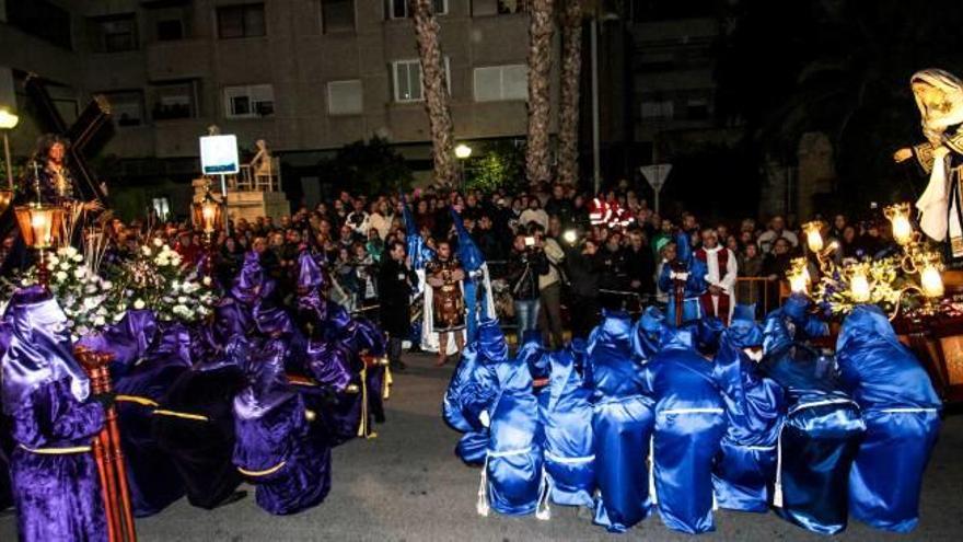 Encuentro entre La Verónica y el Nazareno anoche en la plaza del Zapatero de Elda.