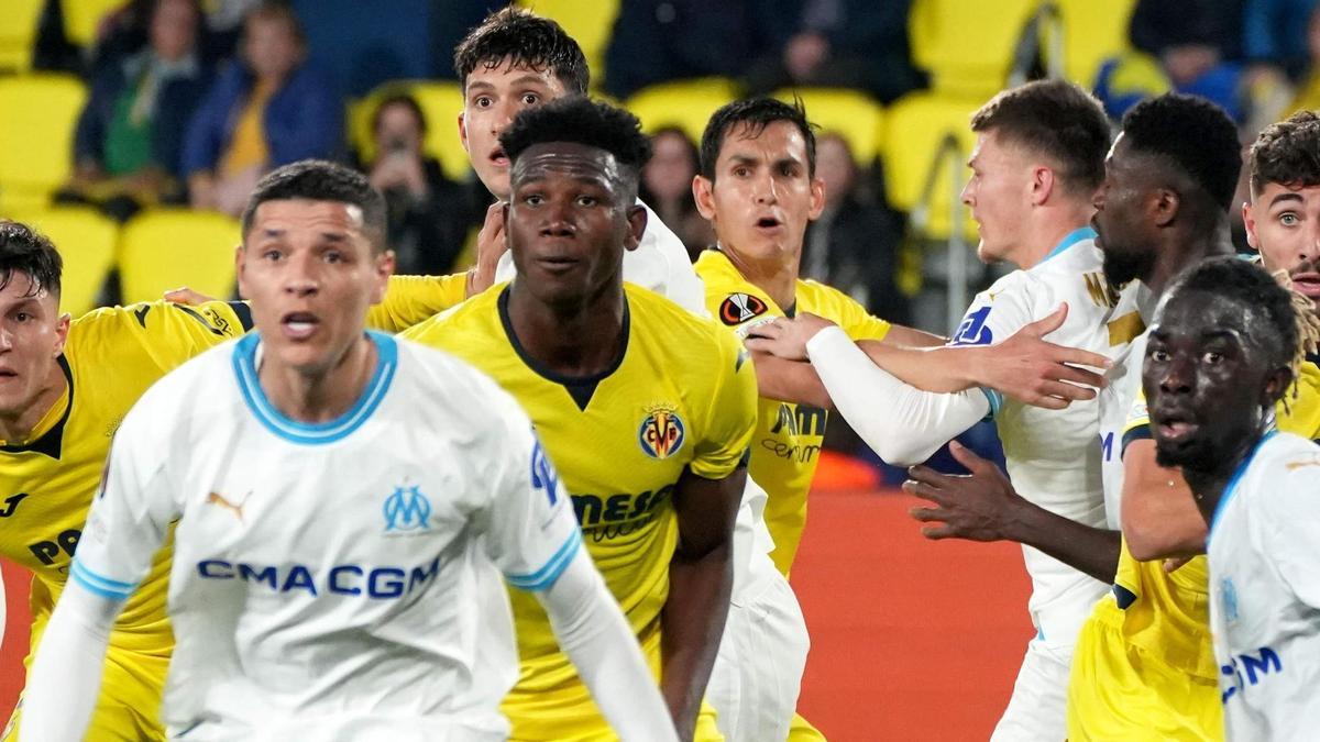 Los centrales del Villarreal Yerson Mosquera y Aïssa Mandi (ambos en el centro), y Cuenca (i), antes de saltar en la acción del 3-0 ante el Marsella, donde el colombiano marcó de cabeza.