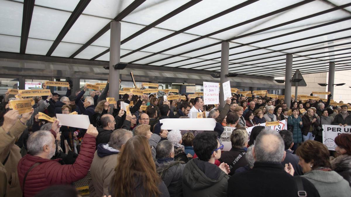 Manifestación a las puertas del Hospital de la Ribera por la supresión de la cirugía cardíaca, en una imagen de archivo.