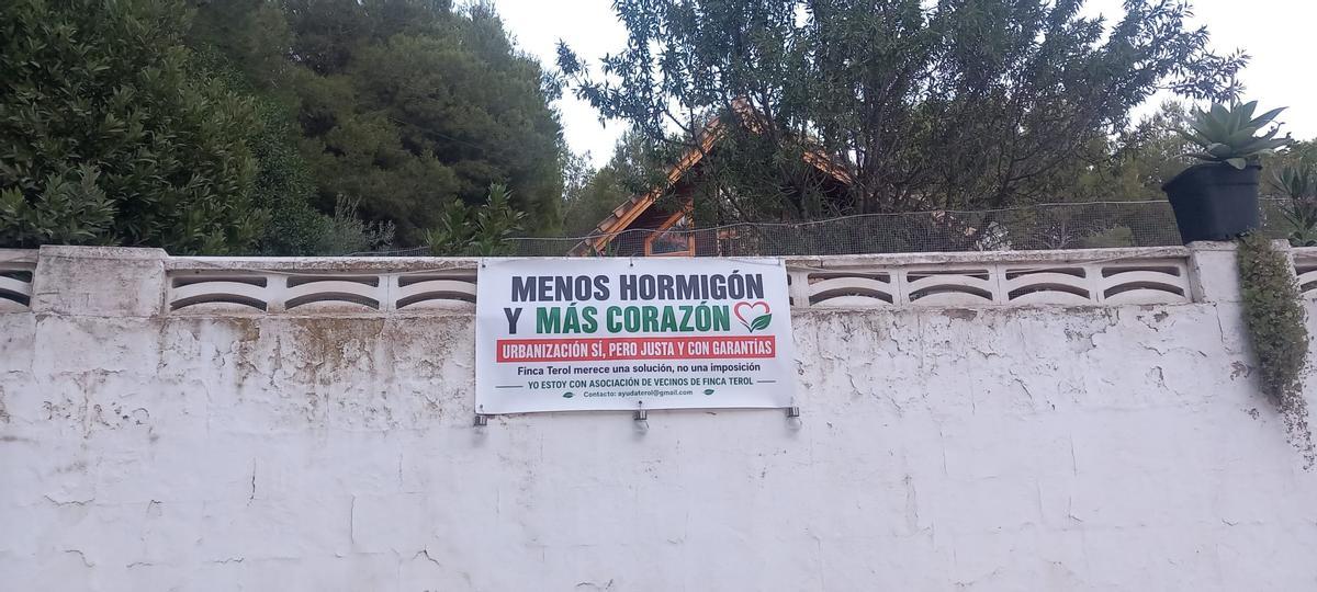 Las lonas se han colocado en numerosas viviendas de Finca Terol