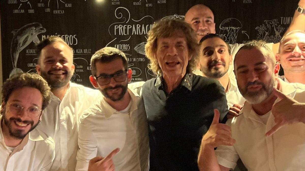Mick Jagger, junto al equipo del restaurante Estimar, en Barcelona.