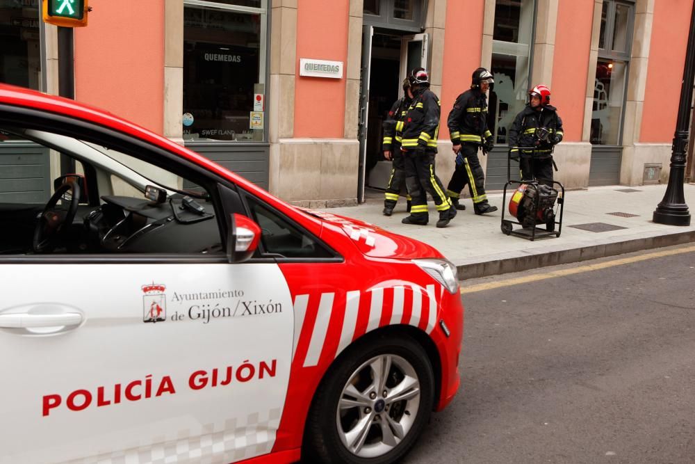 Desalojado un local en Gijón al incendiarse una freidora