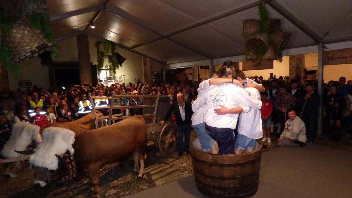 Un momento de la pisada tradicional de la uva, el sábado.