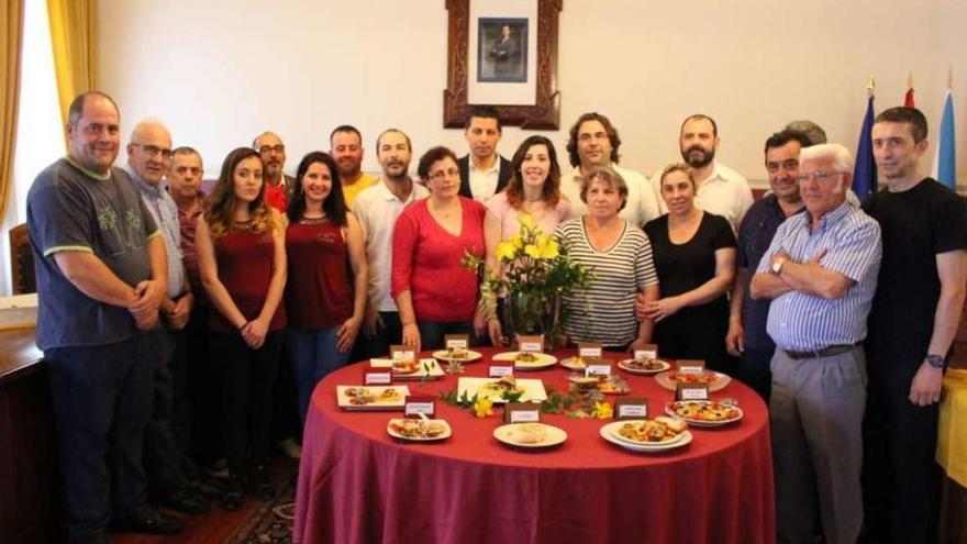 El alcalde de Ponte Caldelas con los hosteleros participantes en el evento. // FdV