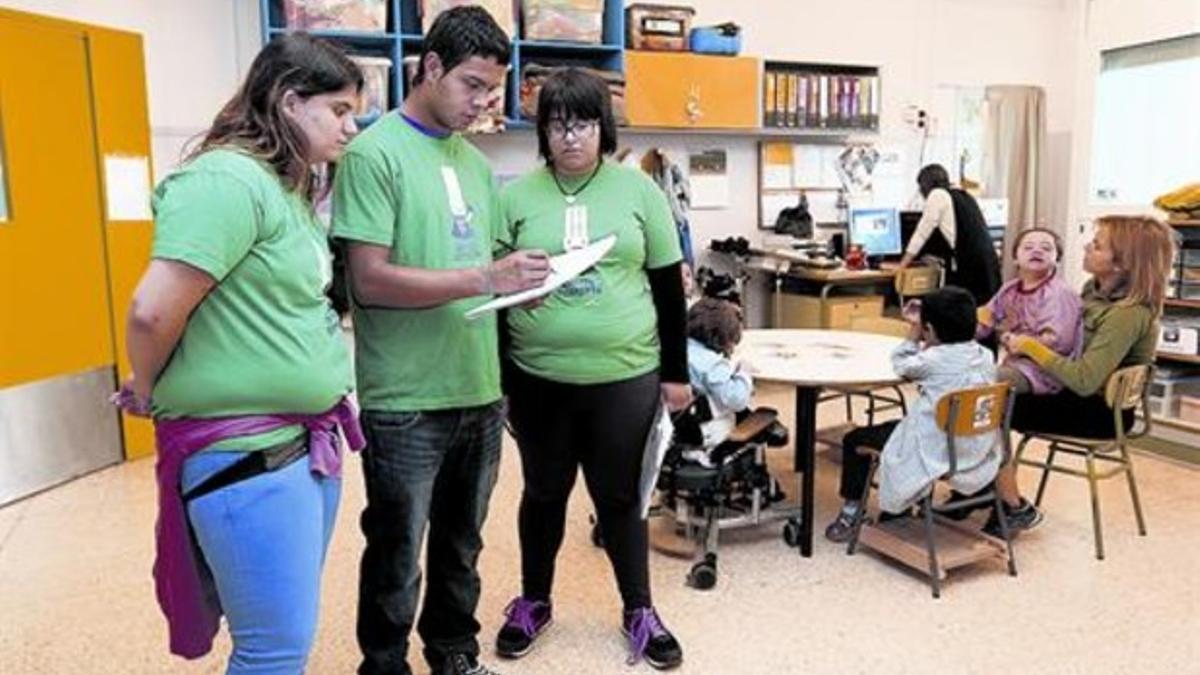 Control estricto 8Tres alumnos de Ampans, con la camiseta del 'Capità Bombeta', inspeccionan una clase.