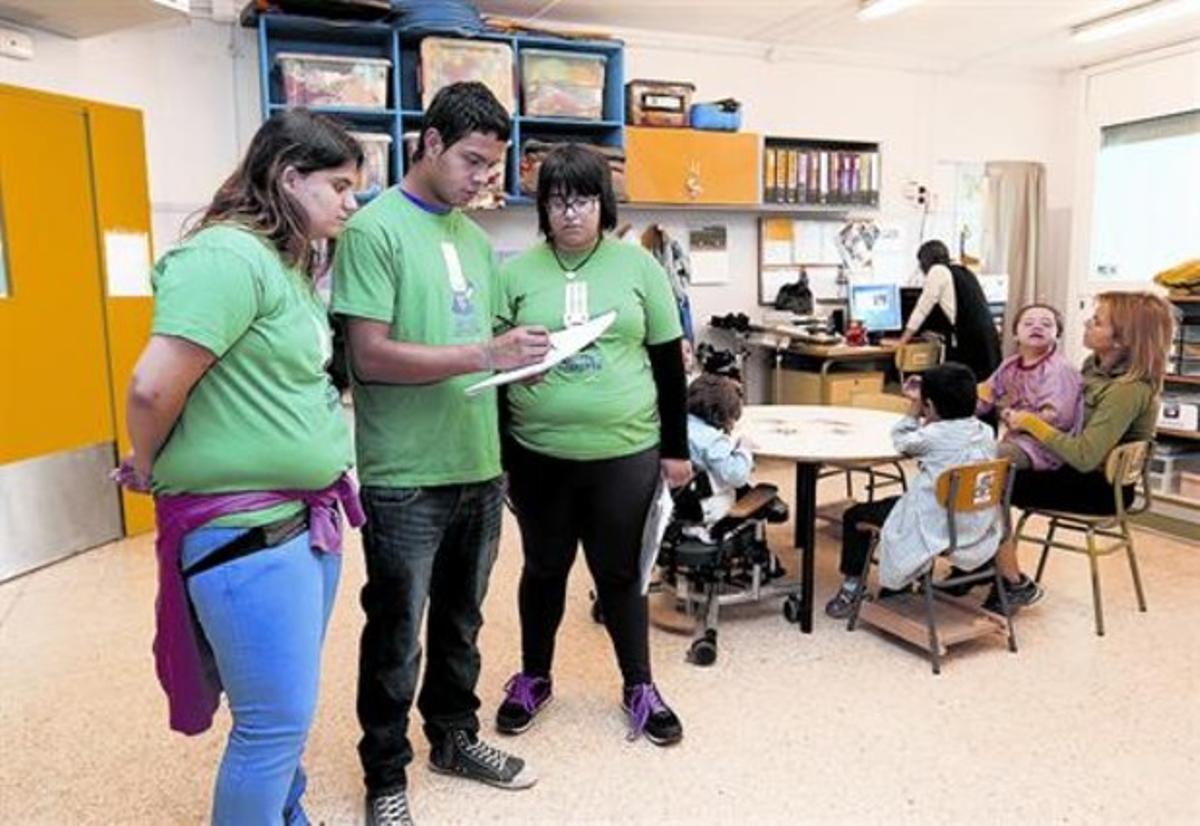 Control estricte 8 Tres alumnes d’Ampans, amb la samarreta del Capità Bombeta, inspeccionen una classe.