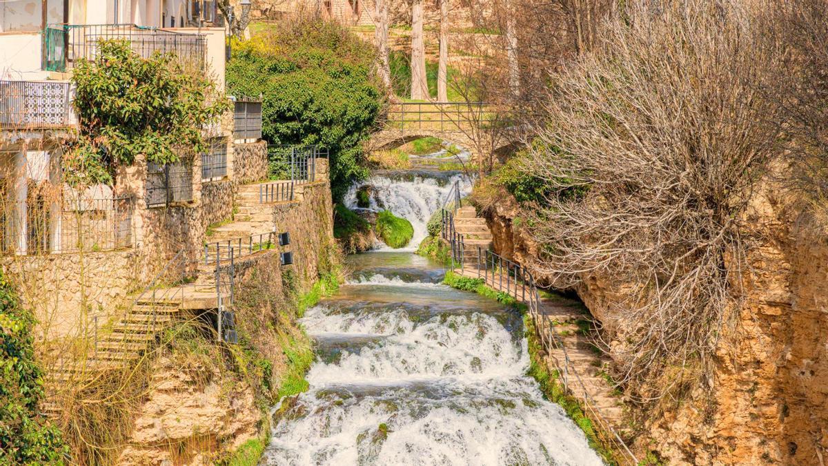 Las cascadas de Trillo atraviesan el pueblo bañando el paisaje de saltos de agua.