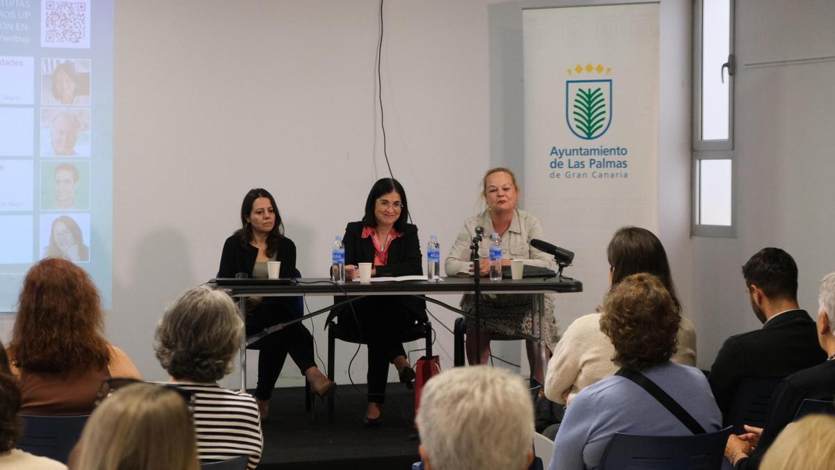 La doctora Elena Oliva Dámaso, la alcaldesa Carolina Darias y la concejala de Educación Nina Santana.