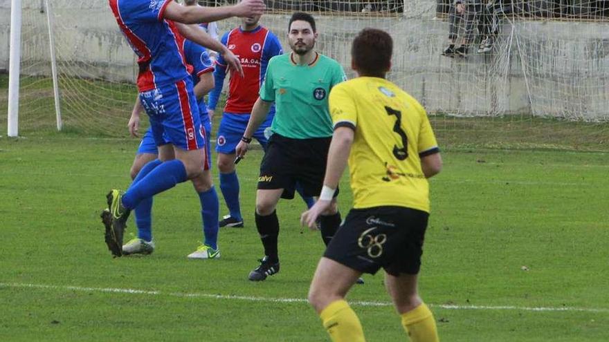 El unionista Rubén Durán trata de controlar un balón con el pecho. // Jesús Regal