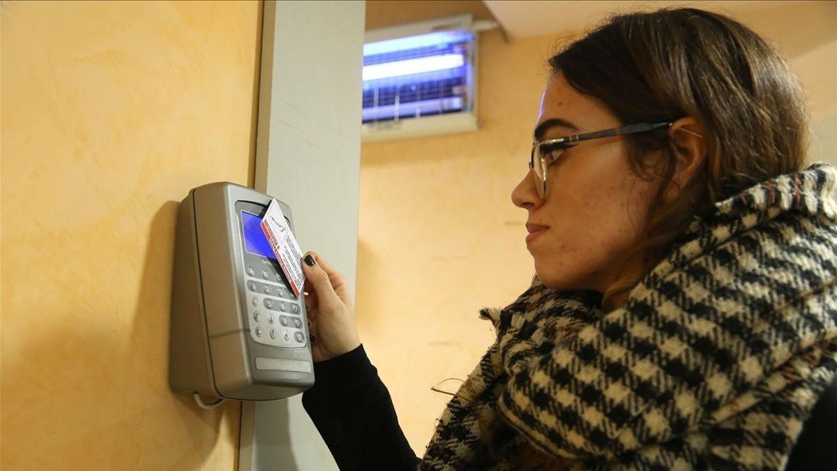 Una joven fichando la entrada en su empresa.