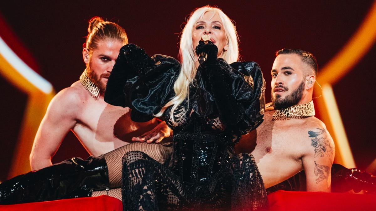 Mery Bas, vocalista de Nebulossa, junto a los bailarines César Louzán e Iosu Martínez en el escenario de Eurovisión 2024