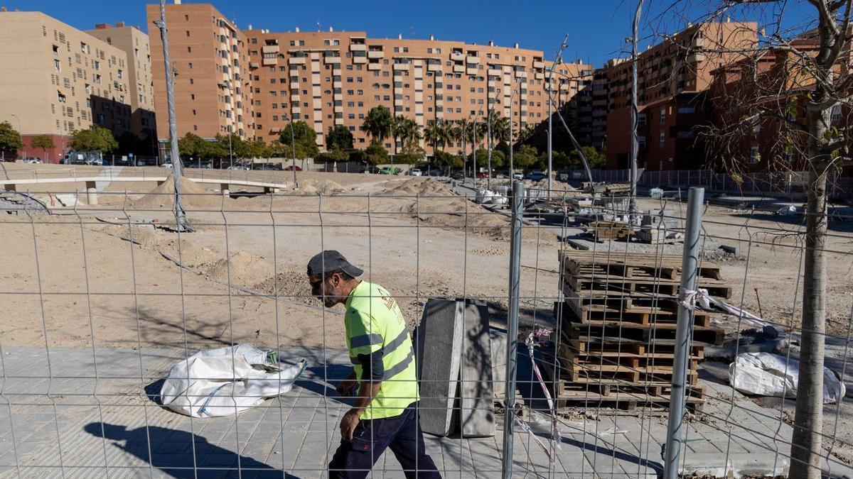 Uno de los dos operarios que se vieron este martes por la obra en el PAU 2