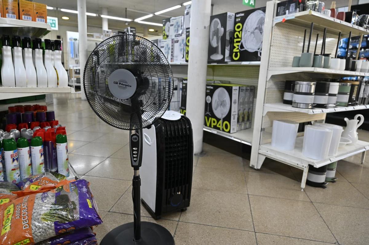 Ventiladores de pie en Ferreterías Alfonso, calle El Coso