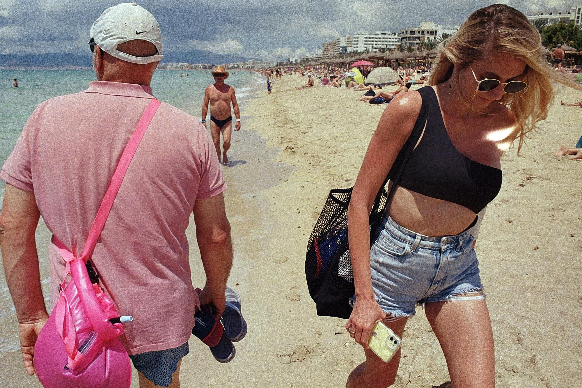 "Weine nicht, wenn der Pegel fällt": Bilder eines deutschen Straßenfotografen von der Playa de Palma auf Mallorca