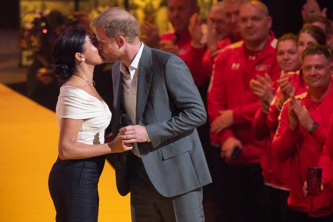 Meghan Markle y el príncipe Harry se besan en la inauguración de los Invictus Games