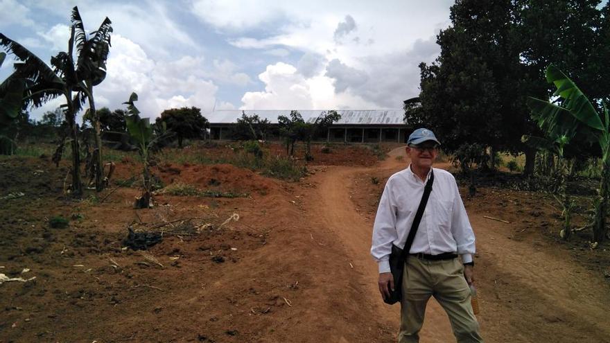 Representante de la ong con el colegio al fondo.