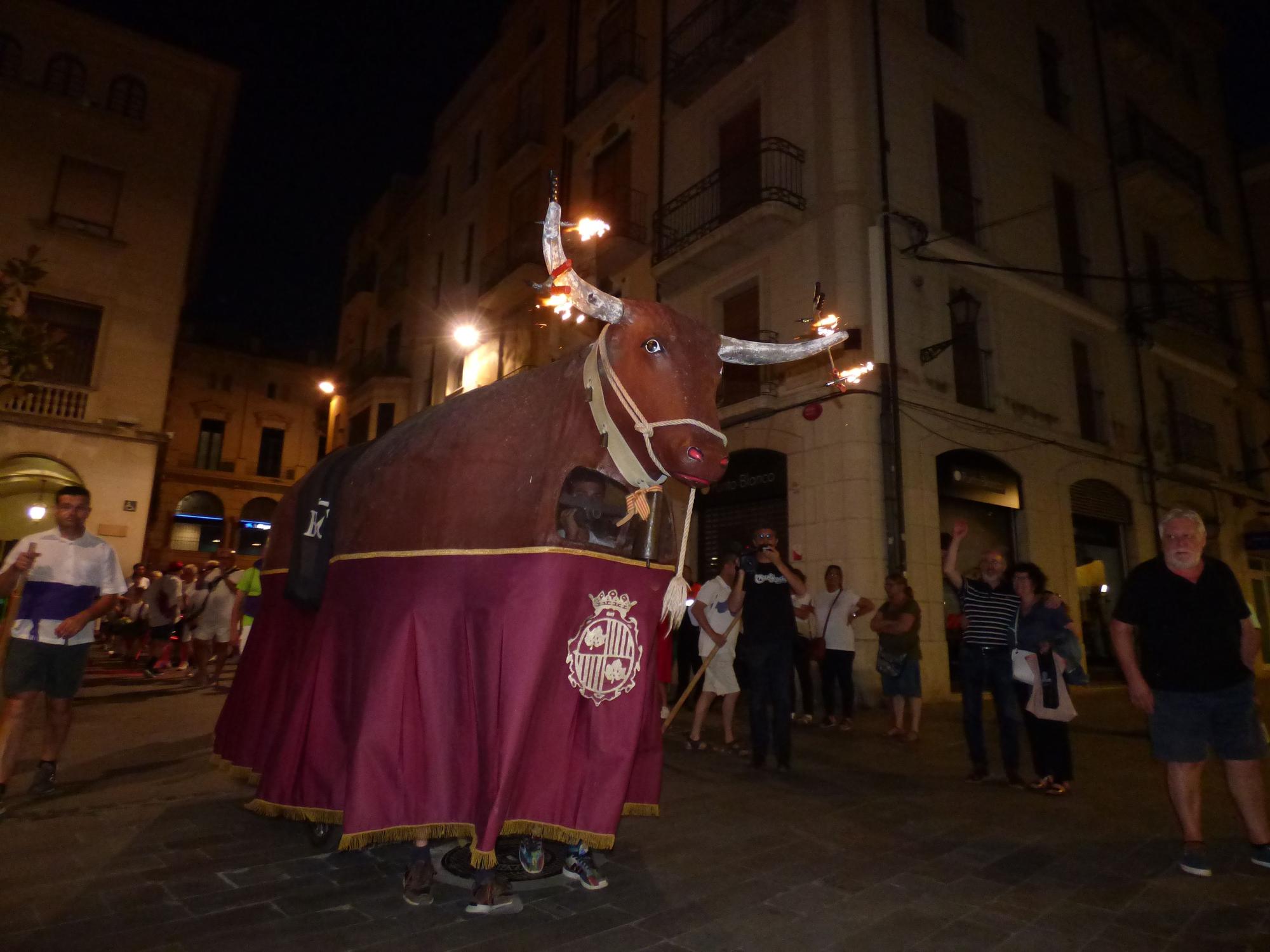 La desfilada de bestiari popular omple els carrers de Figueres