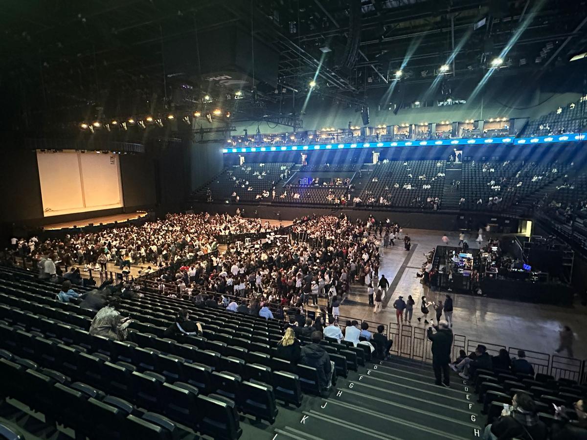El estadio LDLC Arena, en la localidad de Décines‑Charpieu, se va llenando poco a poco de fans de Rosalía, minutos antes de que inicie el concierto. Lyon, Francia, 16 de marzo de 2026