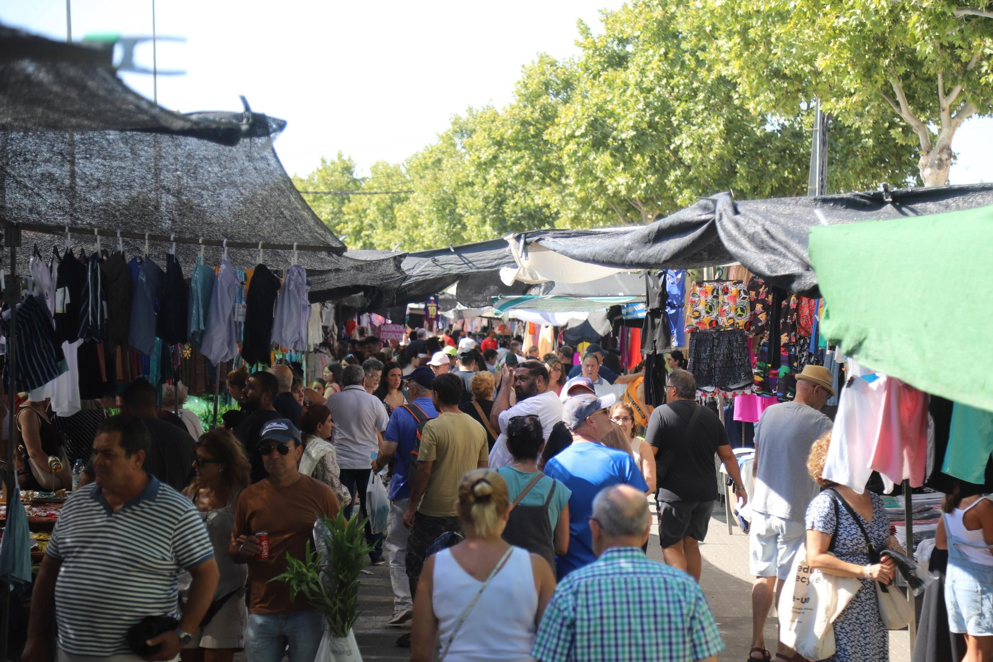 Un domingo en el mercadillo de El Arenal