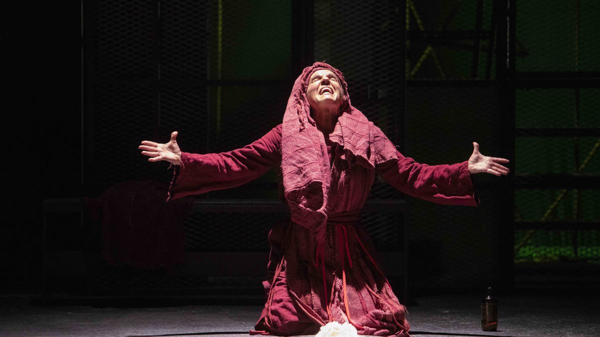 Escena de la obra de teatro 'La Cesletina', interpretada por Anabel Alonso