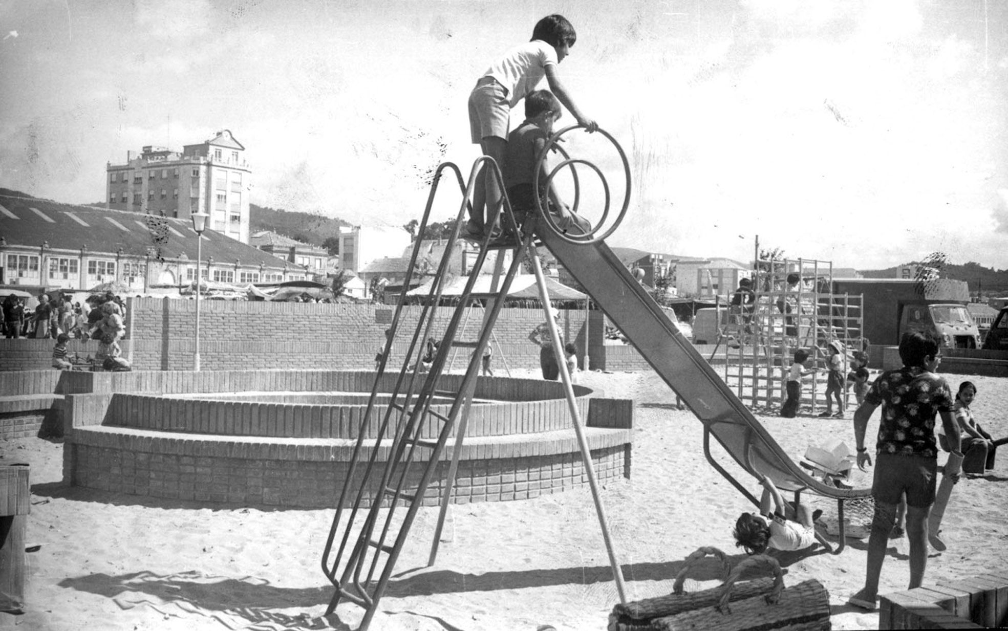 Parque infantil de Cangas Magar.jpg