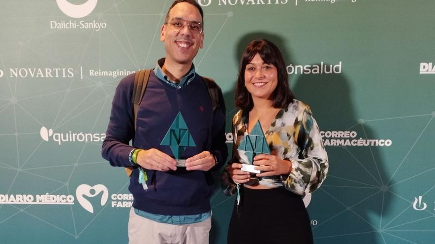 Frank Betances e Iria Varela con los premios Ennova Heatlh al proyecto Redile y a la herramienta NEmecum.