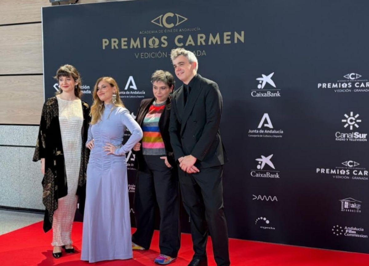 El equipo de Summer Films, con Guillermo Rojas y Laura Hojman, en la alfombra roja de los Carmen.