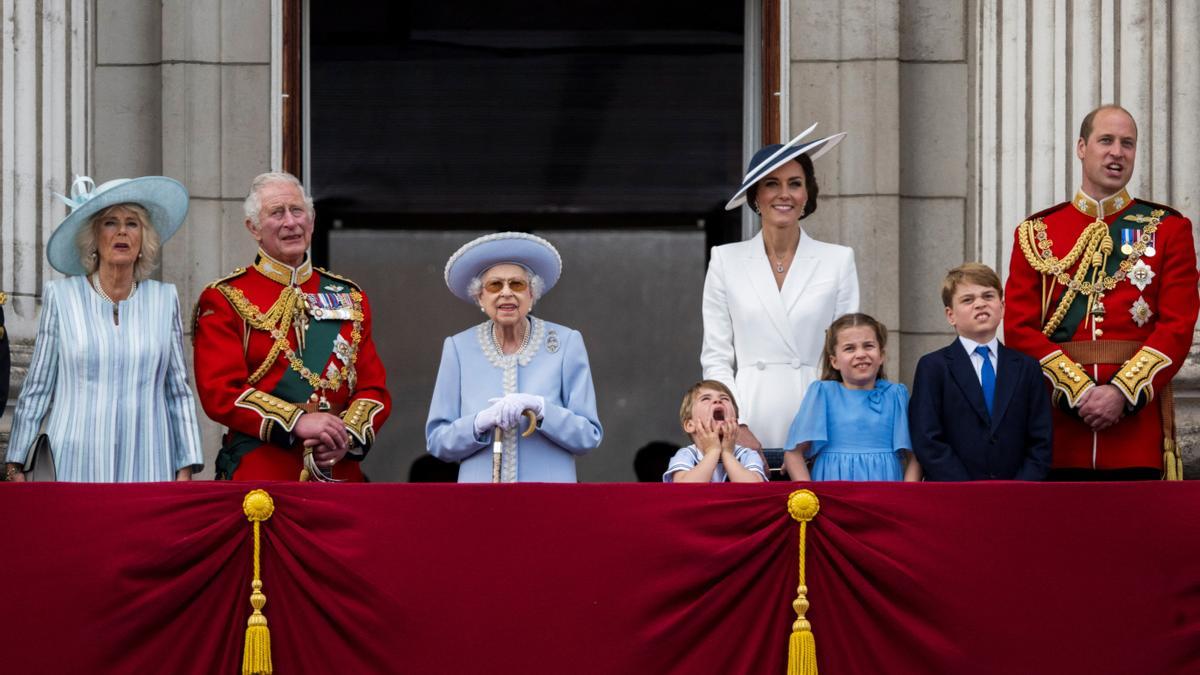 La reina Isabel con Camila, Carlos, Catalina, Guillermo y sus hijos, en el balcón de Buckingham durante los actos del Jubileo de Platino.