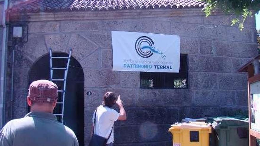 Colocan una pancarta en defensa del patrimonio termal.  //