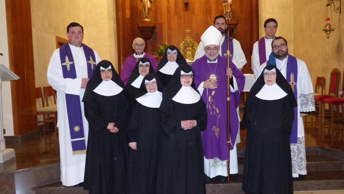 Las religiosas con los sacerdotes del arciprestazgo de El Acebo y el arzobispo de Oviedo Jesús Sanz Montes, tras la celebración religiosa.