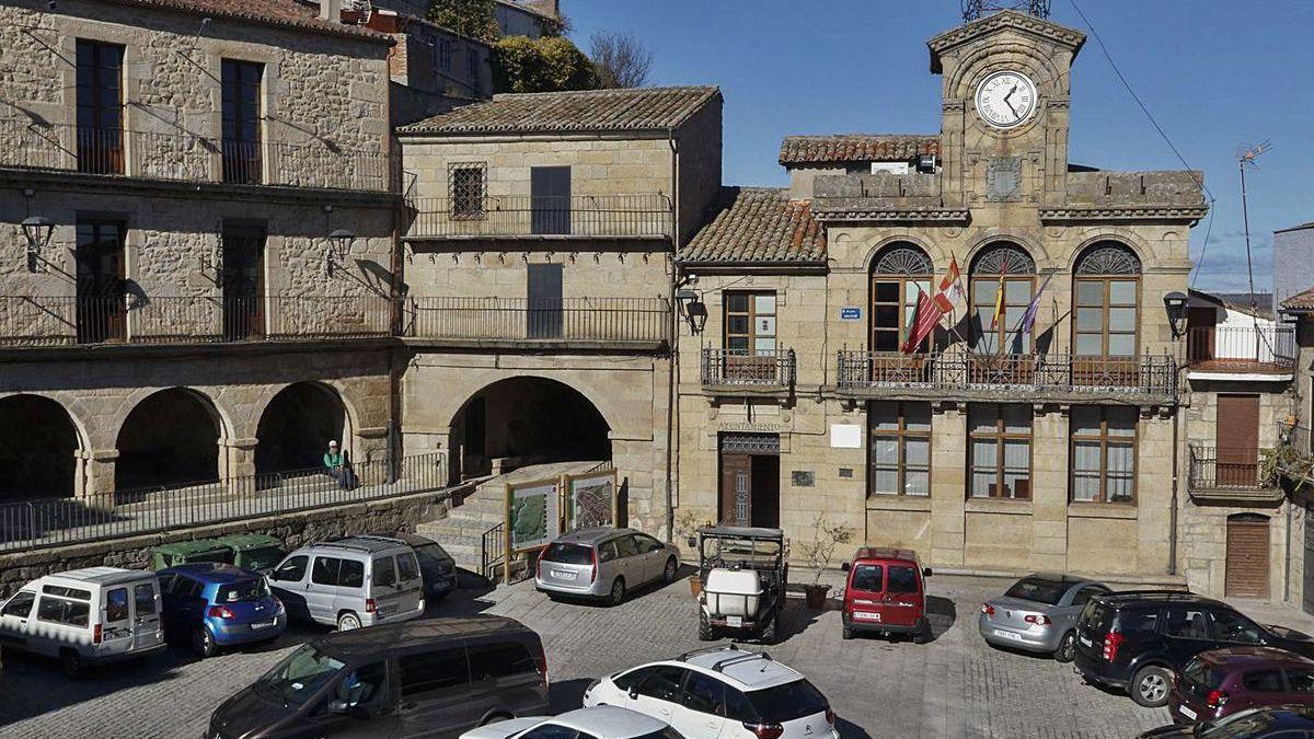 Plaza Mayor y Ayuntamiento de Fermoselle.