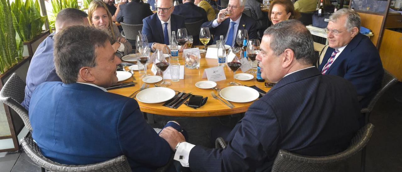 Por la izquierda, Luis Ibarra, Nicolás Quintana (tapado), Ana Suárez, José Sánchez Tinoco, Caridad Cuyás, Carlos González  y José 
Juan Ramos, ayer, en la mesa presidencia del almuerzo de Fedeport.  | | ANDRÉS CRUZ