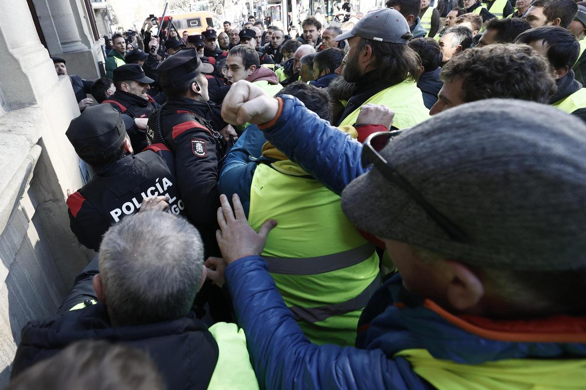 Los agricultores intentan entrar al Parlamento de Navarra por la fuerza