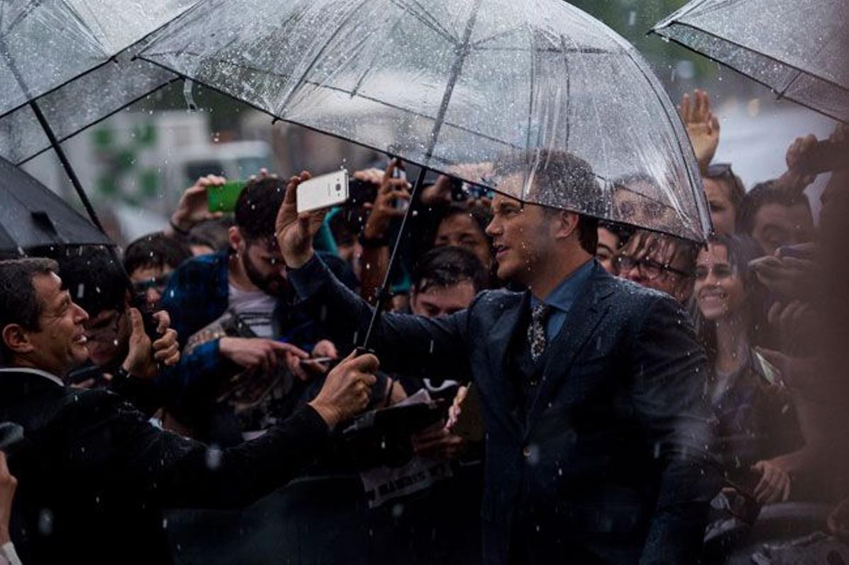 'Selfies' y autógrafos bajo la lluvia