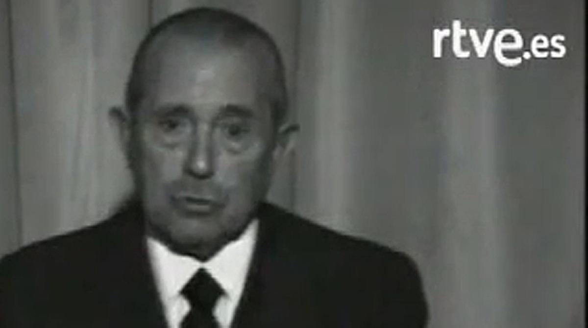 Arias Navarro anuncia la muerte de Franco el 20 de noviembre de 1975.