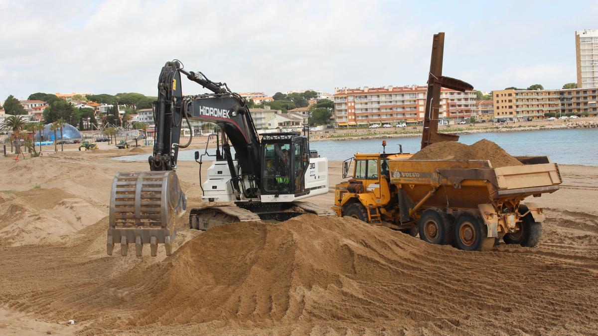 Les màquines treballant a la platja de Riells