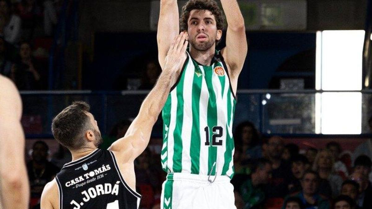 Álex Jordá defiende un lanzamiento a canasta de Adriá Doménech
