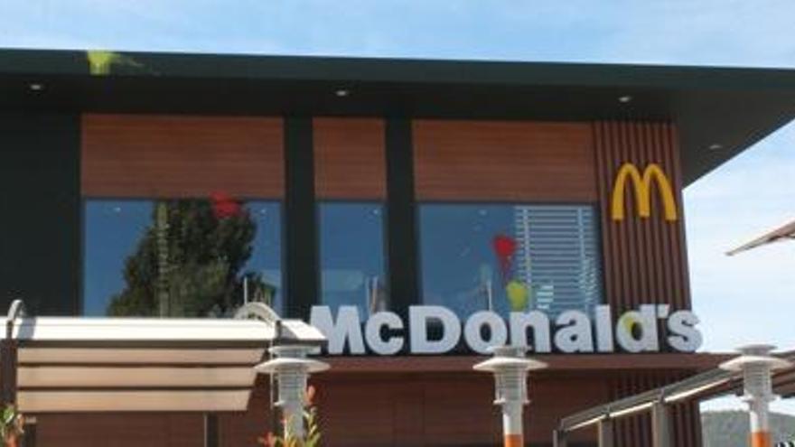 El nou McDonald&#039;s de Manresa obre amb la façana esquitxada