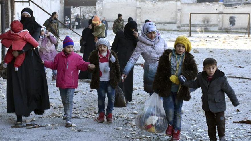 Varios niños evacuados de la ciudad de Alepo