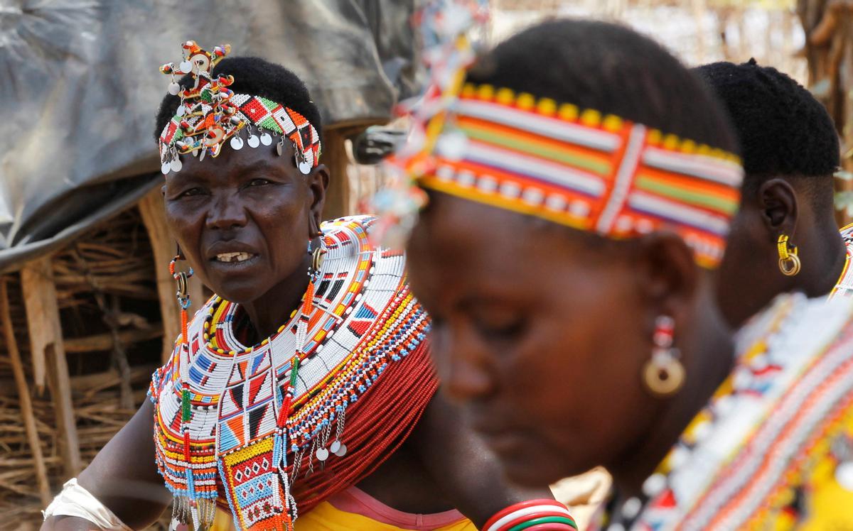 Las mujeres de la tribu Samburu que escaparon de la mutilación genital femenina y otros tipos de violencia de género hacen adornos tradicionales en la aldea de Umoja donde los hombres están restringidos, en Kenia