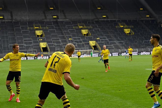 Las imágenes del Borussia Dortmund-Schalke 04, primer partido tras la pandemia.