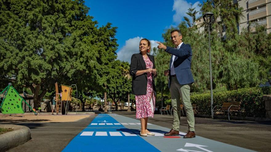 El concejal del distrito Salud-La Salle, Carlos Tarife, con la coordinador de zona, Tamara del Pino.